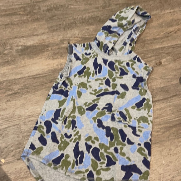 Cat and Jack sleeveless hoodie camo size CS boys